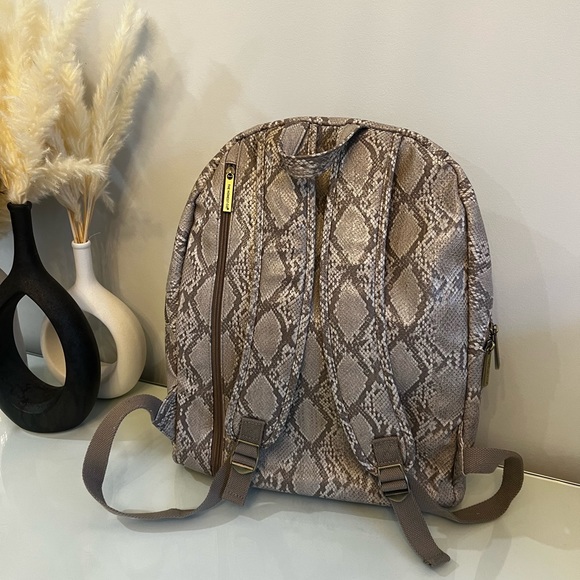 Honest company diaper backpack - Picture 7 of 7